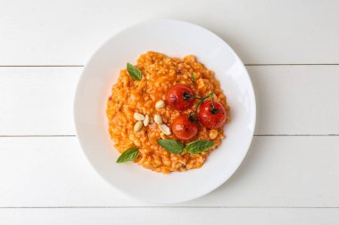 Ahşap masa üzerinde lezzetli risotto ile Plaka