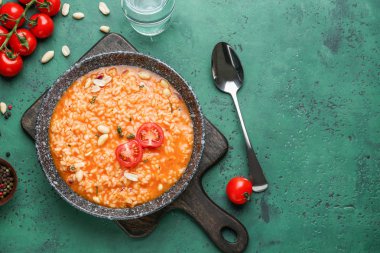 Renkli arkaplanda lezzetli risotto tabağı