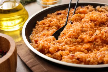 Masada lezzetli risotto ile kızartma tavası, closeup