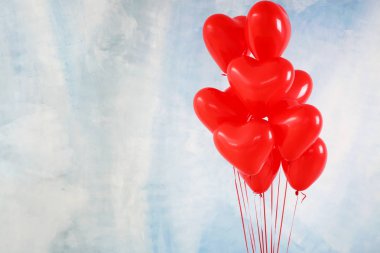 Renk arka planda kalp şeklinde Hava balonlar