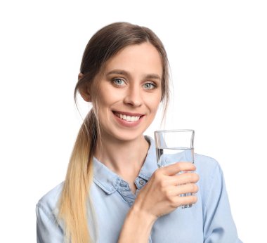 Beyaz arka planda bir bardak su olan güzel genç bir kadın.