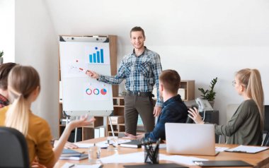 Ofisteki toplantıda sunum yapan genç işadamı