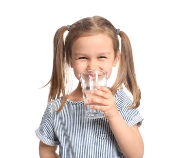 Beyaz arka plan üzerinde su içme Sevimli küçük kız