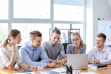 Ofiste iş toplantısında gençler grubu
