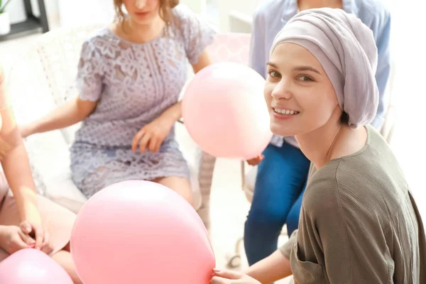 Frauen besuchen Freundin nach Chemotherapie zu Hause — Stockfoto