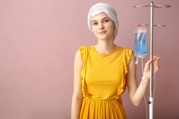 Junge Frau in chemischer Therapie vor farbigem Hintergrund — Stockfoto