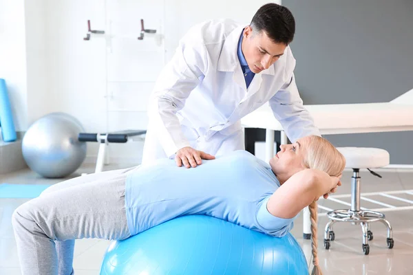 Fisioterapista che lavora con il paziente maturo nel centro di riabilitazione — Foto Stock