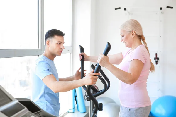 Physiotherapist working with mature patient in rehabilitation center — Stock Photo, Image