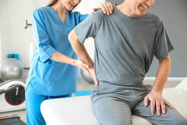 Physiotherapeutin arbeitet mit erwachsenen Patienten im Reha-Zentrum — Stockfoto