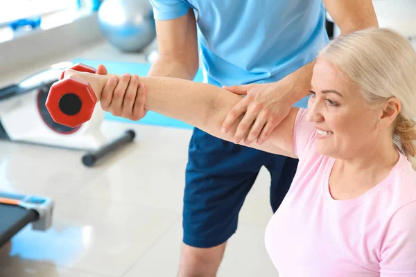 Fysiotherapeut werken met volwassen patiënt in revalidatiecentrum — Stockfoto