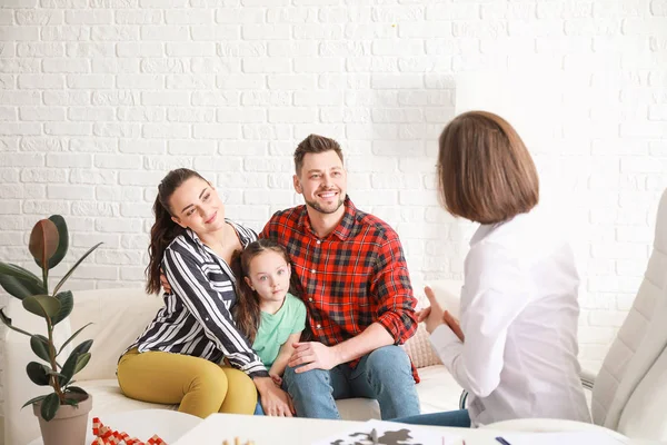 Famiglia in visita psicologo in ufficio — Foto Stock