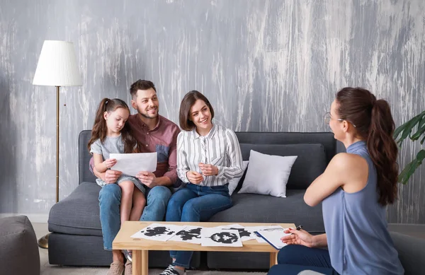 Family visiting psychologist in office — Stock Photo, Image