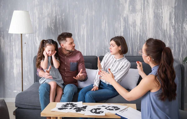 Familia infeliz visitando psicólogo en el consultorio —  Fotos de Stock