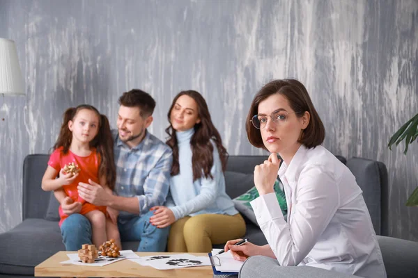 オフィスで家族と仕事をする女性心理学者 — ストック写真