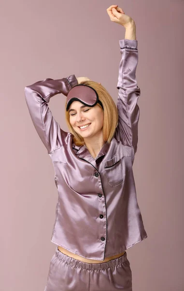 Mulher feliz com máscara de sono no fundo de cor — Fotografia de Stock