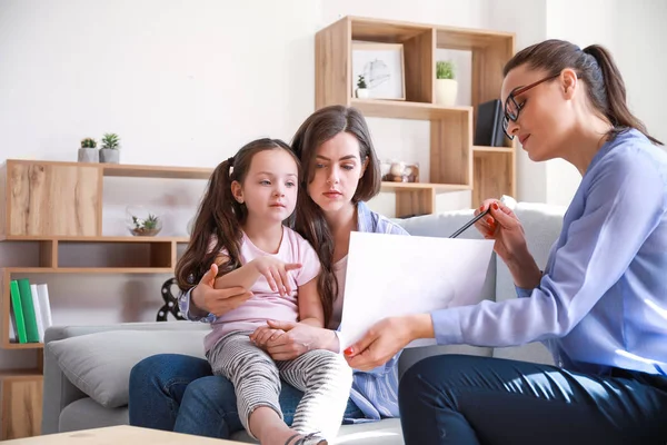Female psychologist working with family in office — Stock Photo, Image