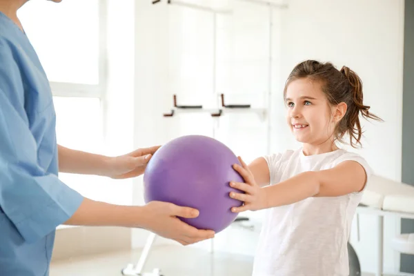 물리 치료사는 재활 센터에서 어린 소녀와 협력 — 스톡 사진