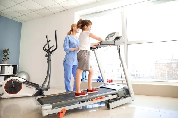 Physiotherapist working with little girl in rehabilitation center — Stock Photo, Image