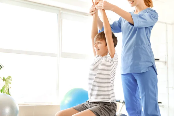 Fysiotherapeut werken met Little Boy in revalidatiecentrum — Stockfoto