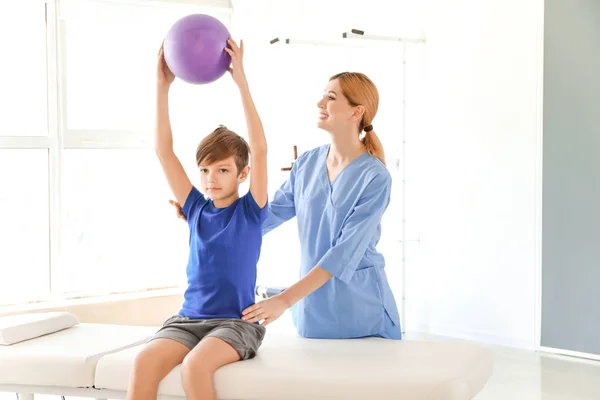 Physiotherapeutin arbeitet mit kleinem Jungen im Reha-Zentrum — Stockfoto