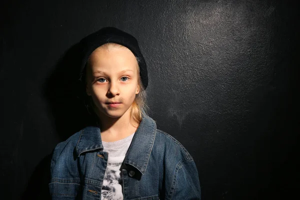 Kleines obdachloses Mädchen auf dunklem Hintergrund — Stockfoto