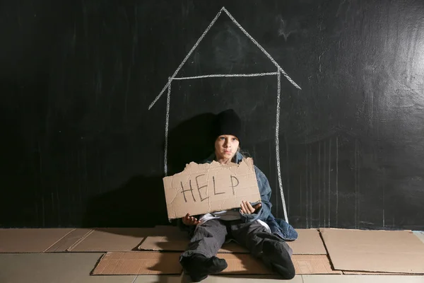 Niña sin hogar pidiendo ayuda cerca de la pared oscura — Foto de Stock
