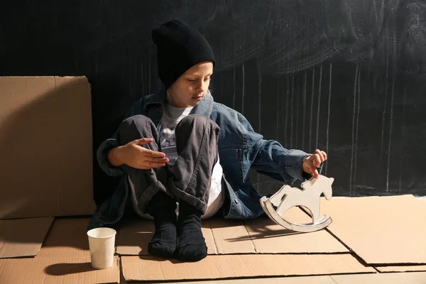 Hajléktalan kislány játszik a játék beltéri — Stock Fotó