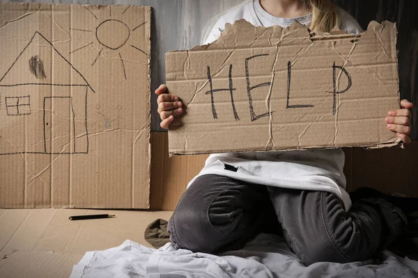 Homeless little girl begging for help near wall — Stock Photo, Image