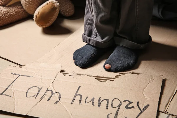 Pequeña sin hogar mendigando por comida — Foto de Stock