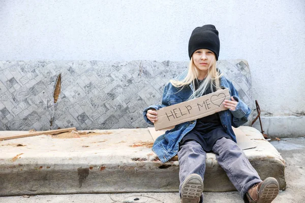 Niña sin hogar pidiendo ayuda al aire libre —  Fotos de Stock