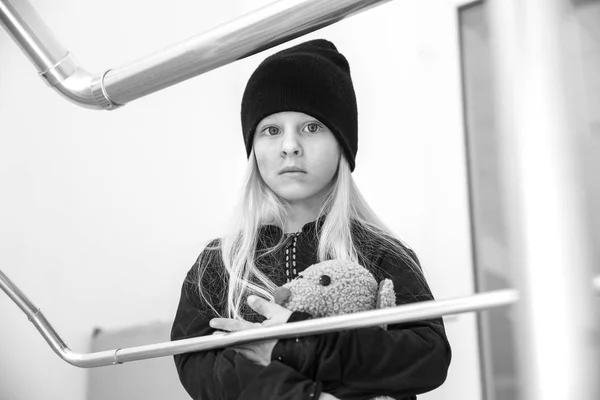 Hajléktalan kislány a mackó beltérben — Stock Fotó