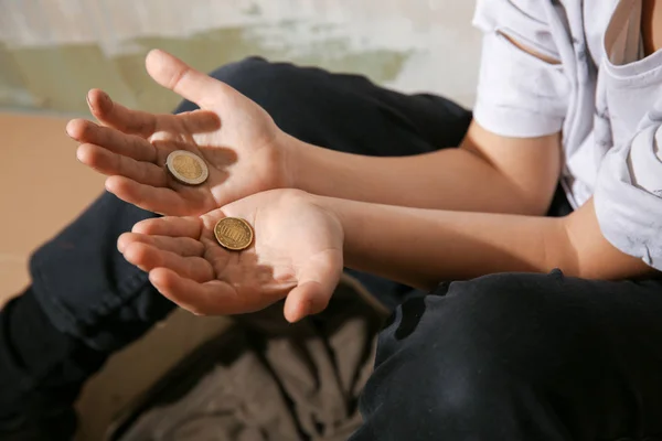 Бездомный маленький мальчик с монетами, крупным планом — стоковое фото
