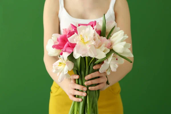 Mujer joven con ramo de hermosos tulipanes sobre fondo de color — Foto de Stock