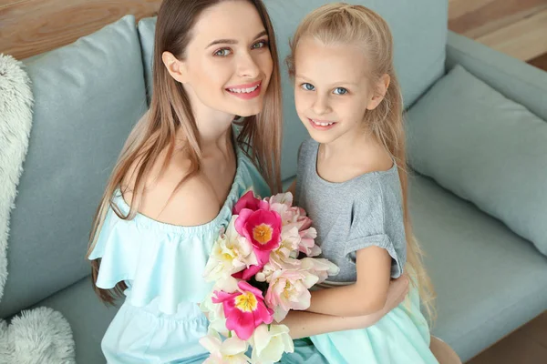 Bambina che saluta sua madre con bouquet di tulipani a casa — Foto Stock