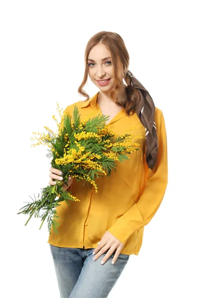 Schöne junge Frau mit Bouquet von Mimosen-Blumen auf weißem Hintergrund — Stockfoto