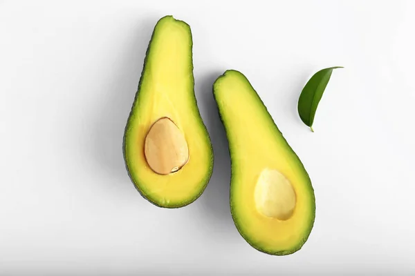 Gesneden verse avocado op witte achtergrond — Stockfoto