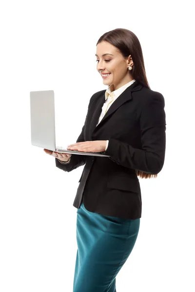 Empresária elegante com laptop no fundo branco — Fotografia de Stock