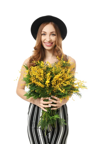 Mooie jonge vrouw met boeket van Mimosa bloemen op witte achtergrond — Stockfoto