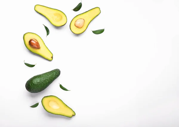 Gesneden verse avocado op witte achtergrond — Stockfoto