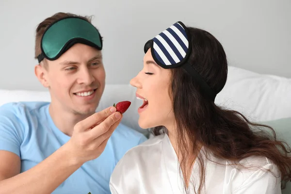 Bonito jovem casal tomando café da manhã na cama — Fotografia de Stock