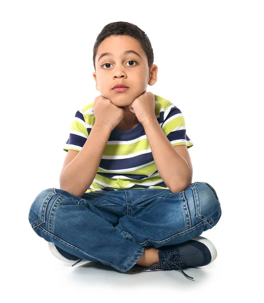 Retrato de menino bonito no fundo branco — Fotografia de Stock