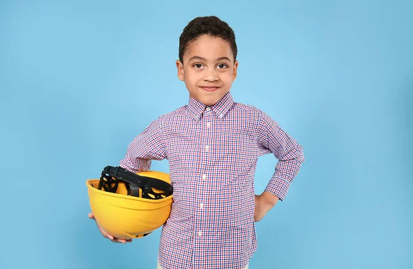 Πορτρέτο του χαριτωμένο μικρό αγόρι με σκληρό καπέλο στο χρώμα φόντο — Φωτογραφία Αρχείου