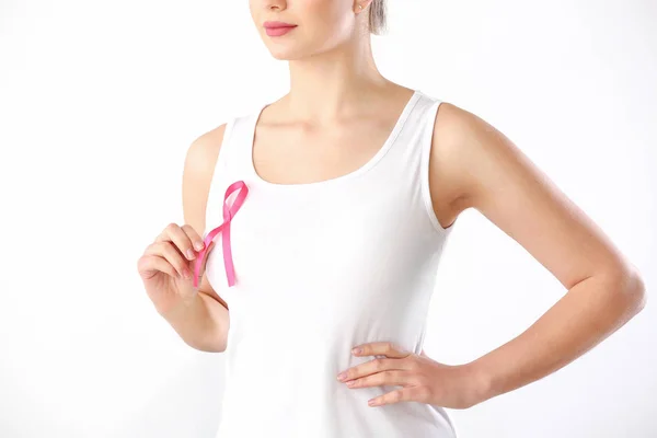 Νεαρή γυναίκα με ροζ κορδέλα σε λευκό φόντο. Έννοια της ευαισθητοποίησης του καρκίνου του μαστού — Φωτογραφία Αρχείου