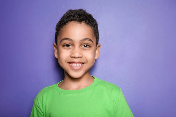Porträtt av söt liten pojke på färg bakgrunden — Stockfoto