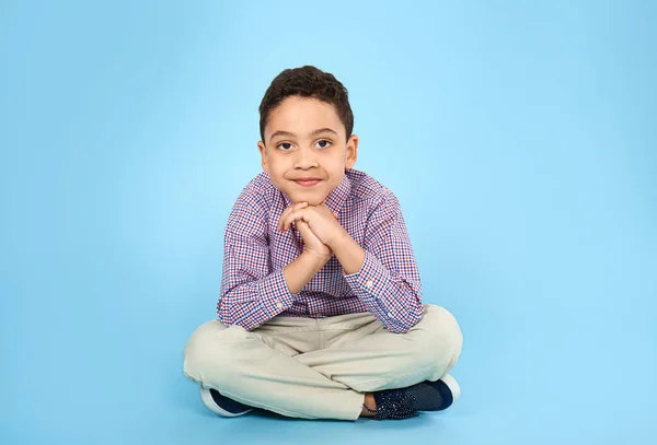 Porträt von niedlichen kleinen Jungen auf farbigem Hintergrund — Stockfoto