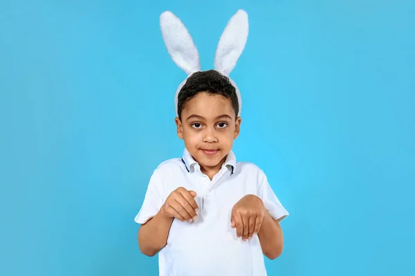 Portret Cute Little Boy z króliczek uszy na kolorowym tle — Zdjęcie stockowe