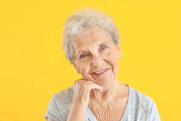 Ritratto di donna anziana su sfondo a colori — Foto Stock