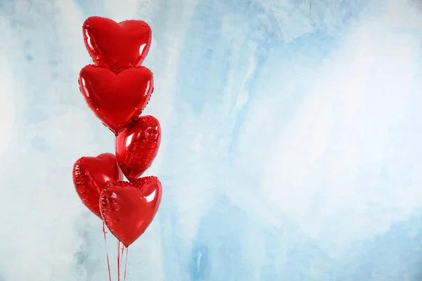 Renk arka planda kalp şeklinde Hava balonlar — Stok fotoğraf
