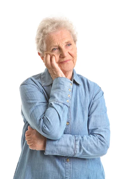 Portret starszej kobiety na białym tle — Zdjęcie stockowe