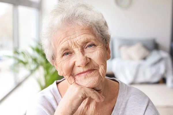 Ritratto di donna anziana a casa — Foto Stock